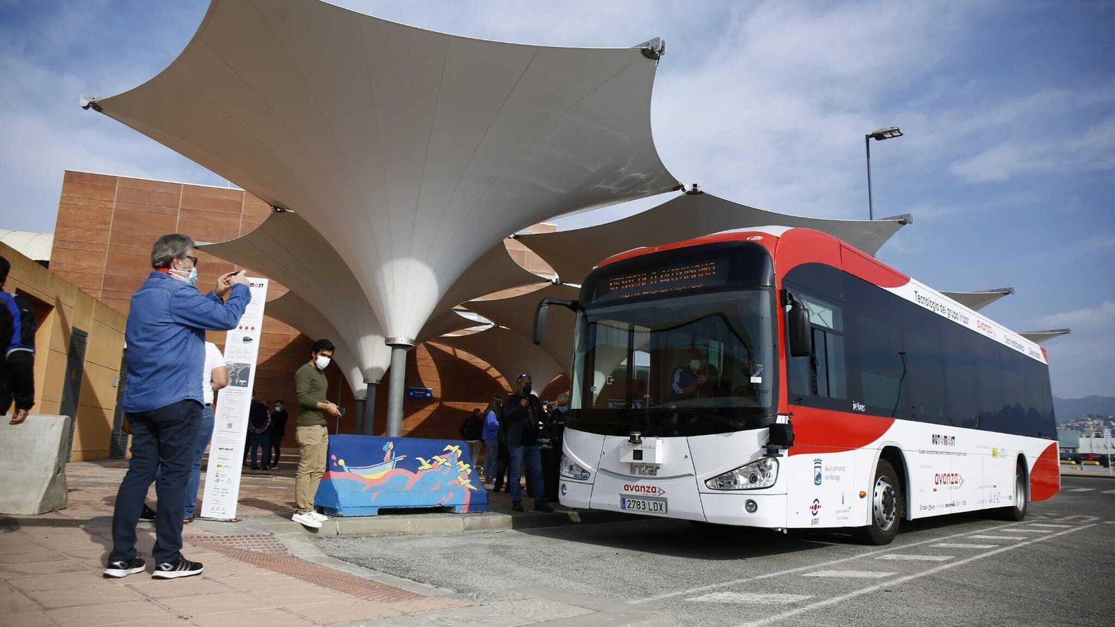 El autobús en la parada del dique de Levante.