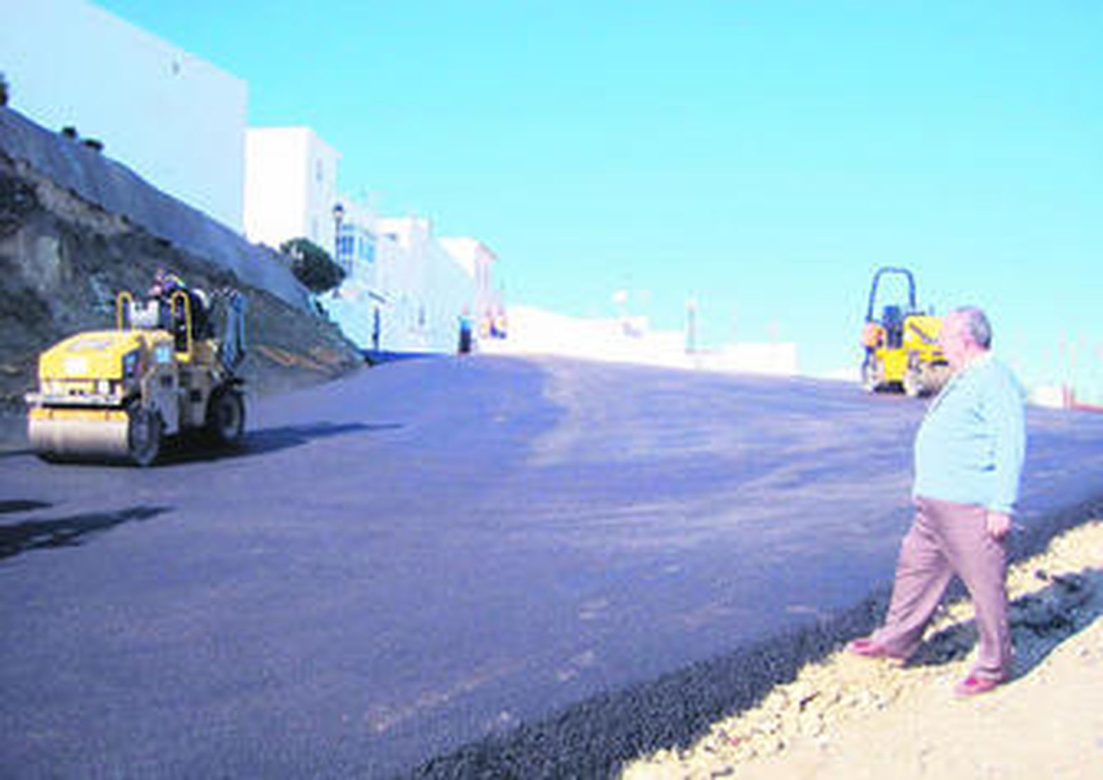 El concejal de Obras y Servicios, Manuel Basallote supervisó los trabajos realizados en la calle Santiago.