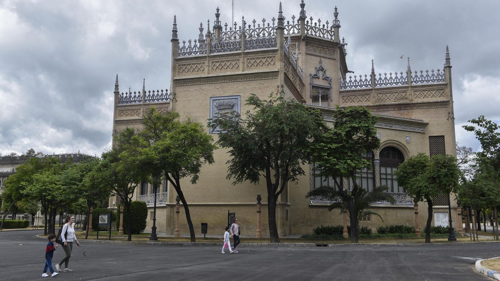 Vista del Pabellón Real desde la entrada al parque por la Borbolla.