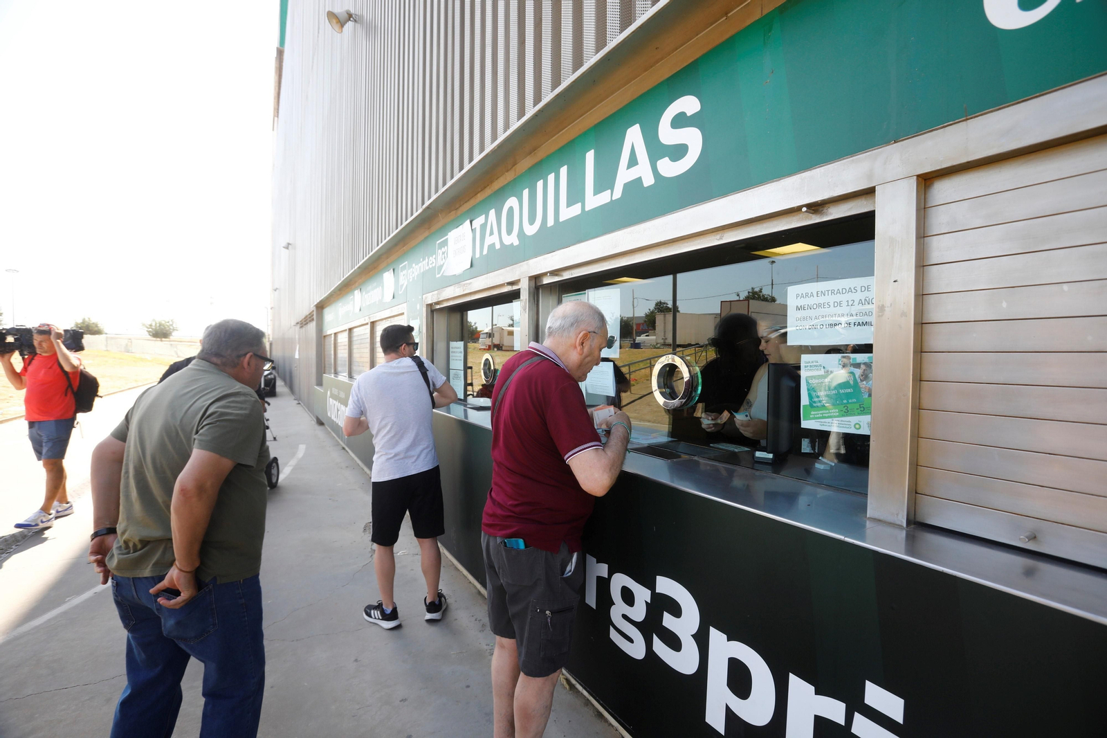Colas en El Arcángel para hacerse con las entradas de los partidos del Córdoba CF ante la Ponferradina
