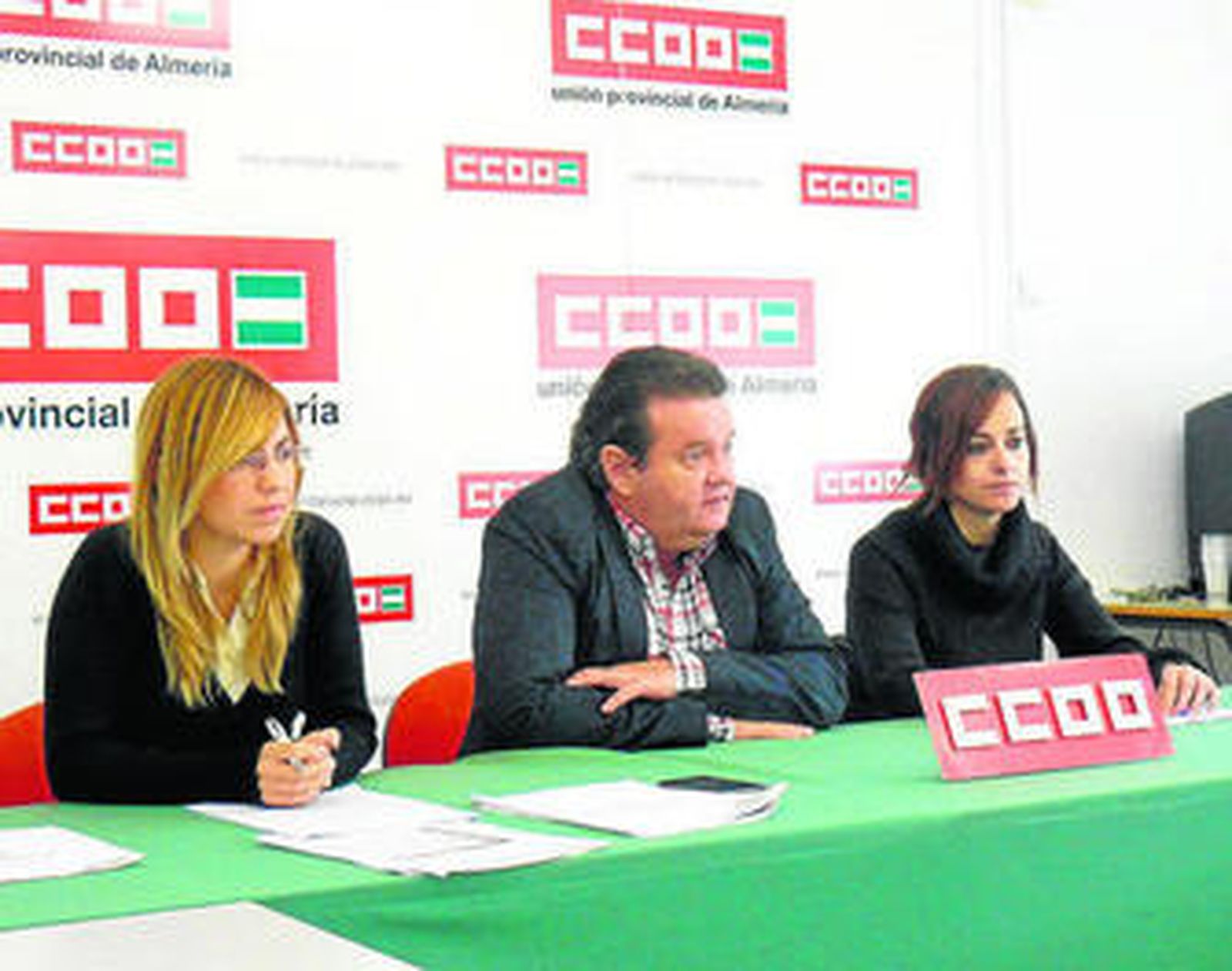 Elisabeth García, Juan Pallarés e Inmaculada Filoso, representantes del sindicato Comisiones Obreras.