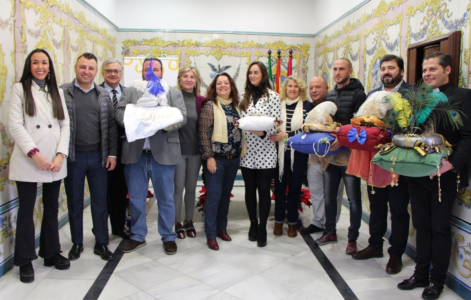 Foto de familia de todos los personajes designados en el acto de proclamación de los Reyes Magos de la Cabalgata de Triana 2020.