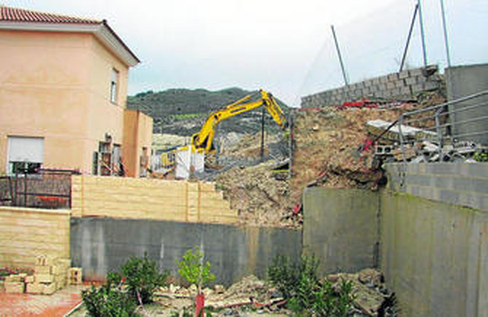 Estado en el que quedó la parte trasera de las viviendas afectadas por los desprendimientos en Doña Mencía.