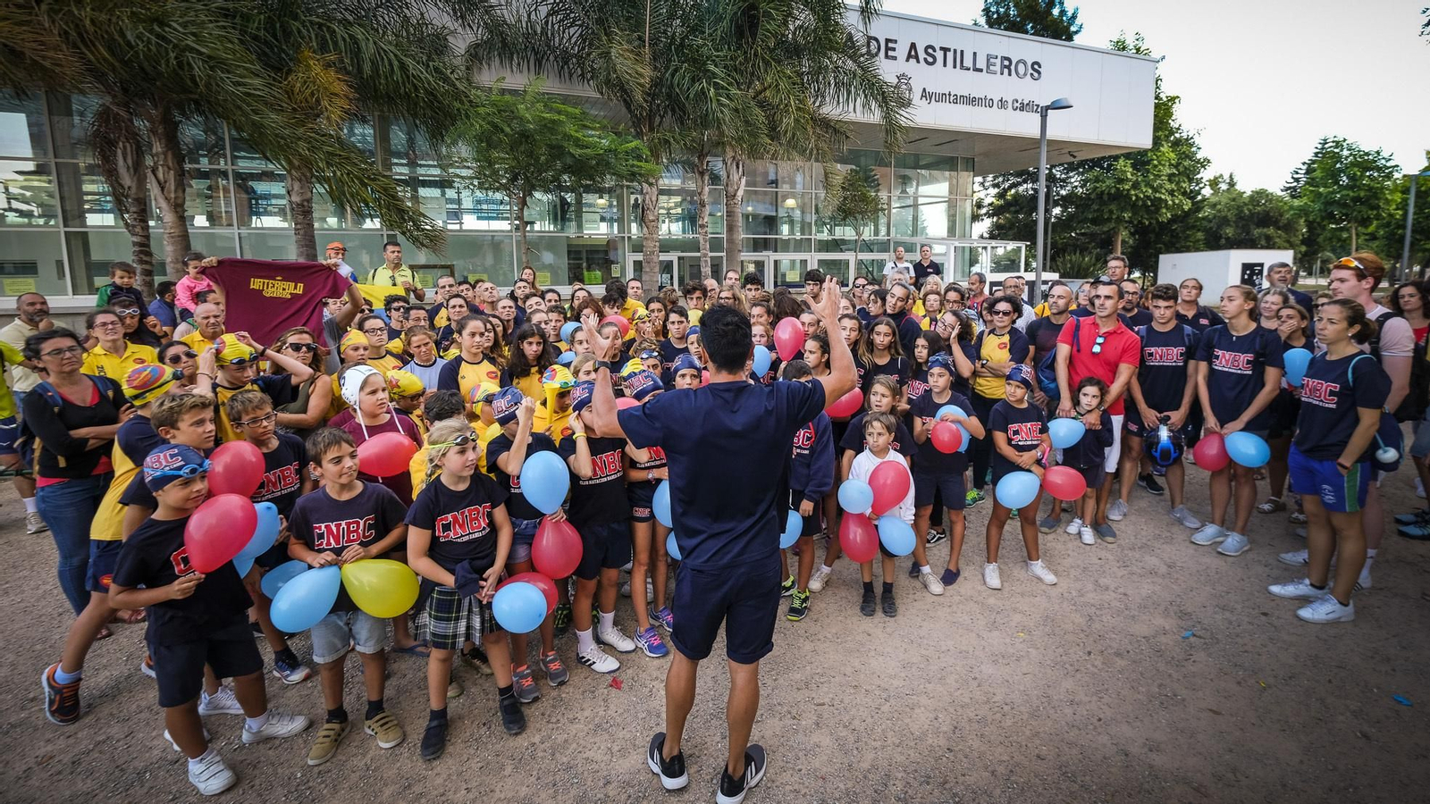 Los clubes de natación y watwerpolo de Cádiz, concentrados frente a la piscina