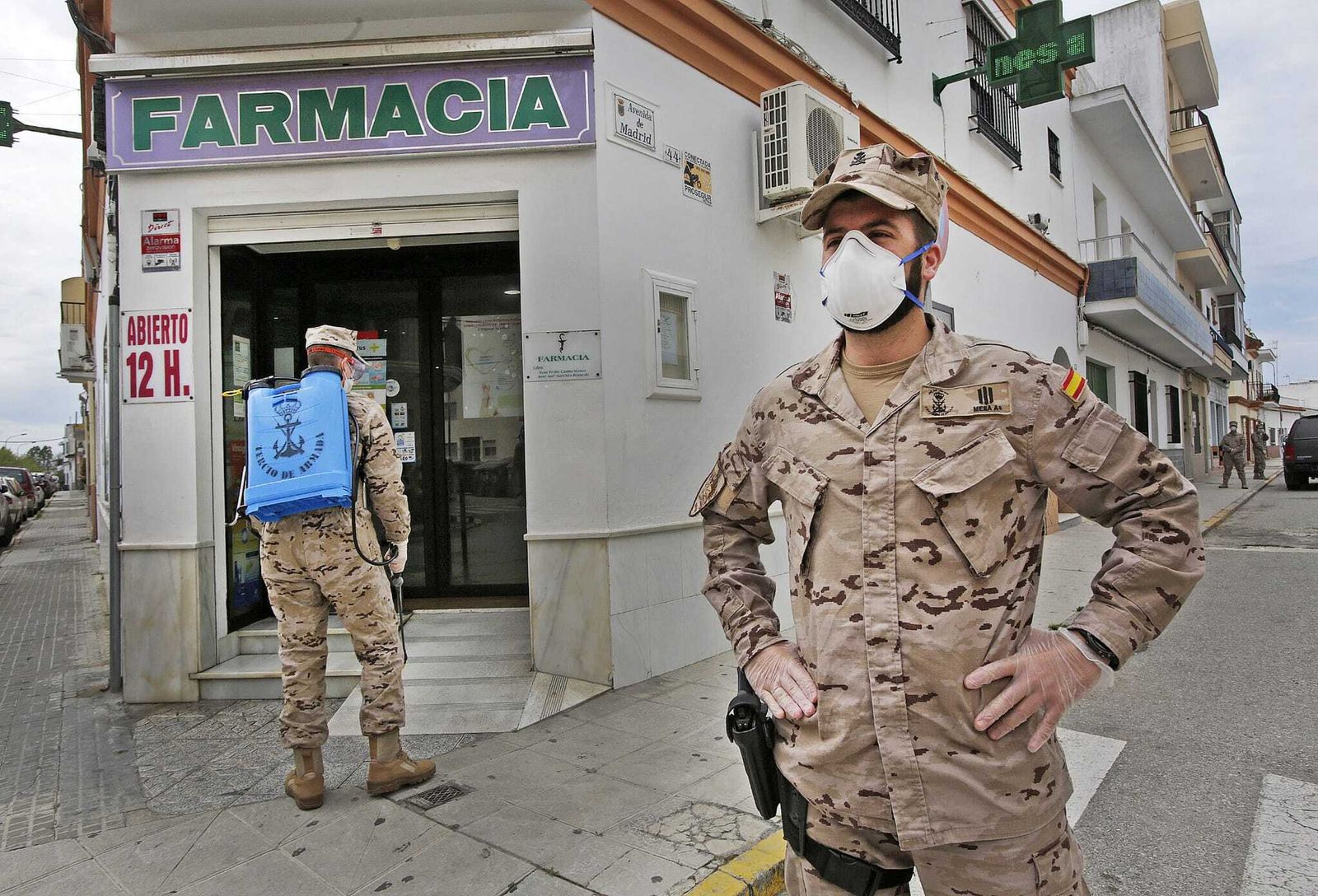 La Infantería de Marina desinfecta una farmacia en Chipiona.