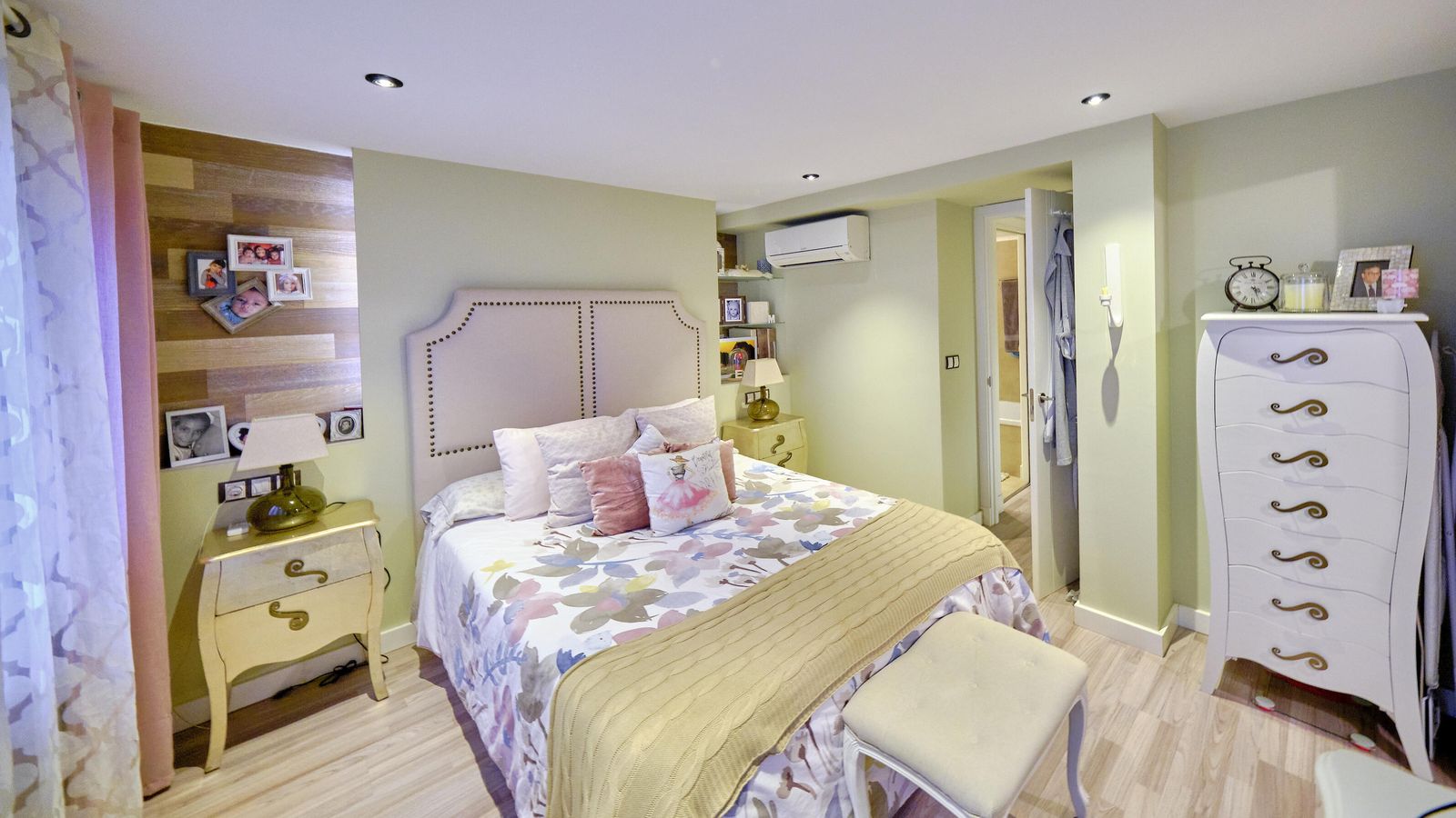 En el dormitorio hay un cabecero tapizado en lino y tachuelas de la tienda de decoración de Jesus Pina.