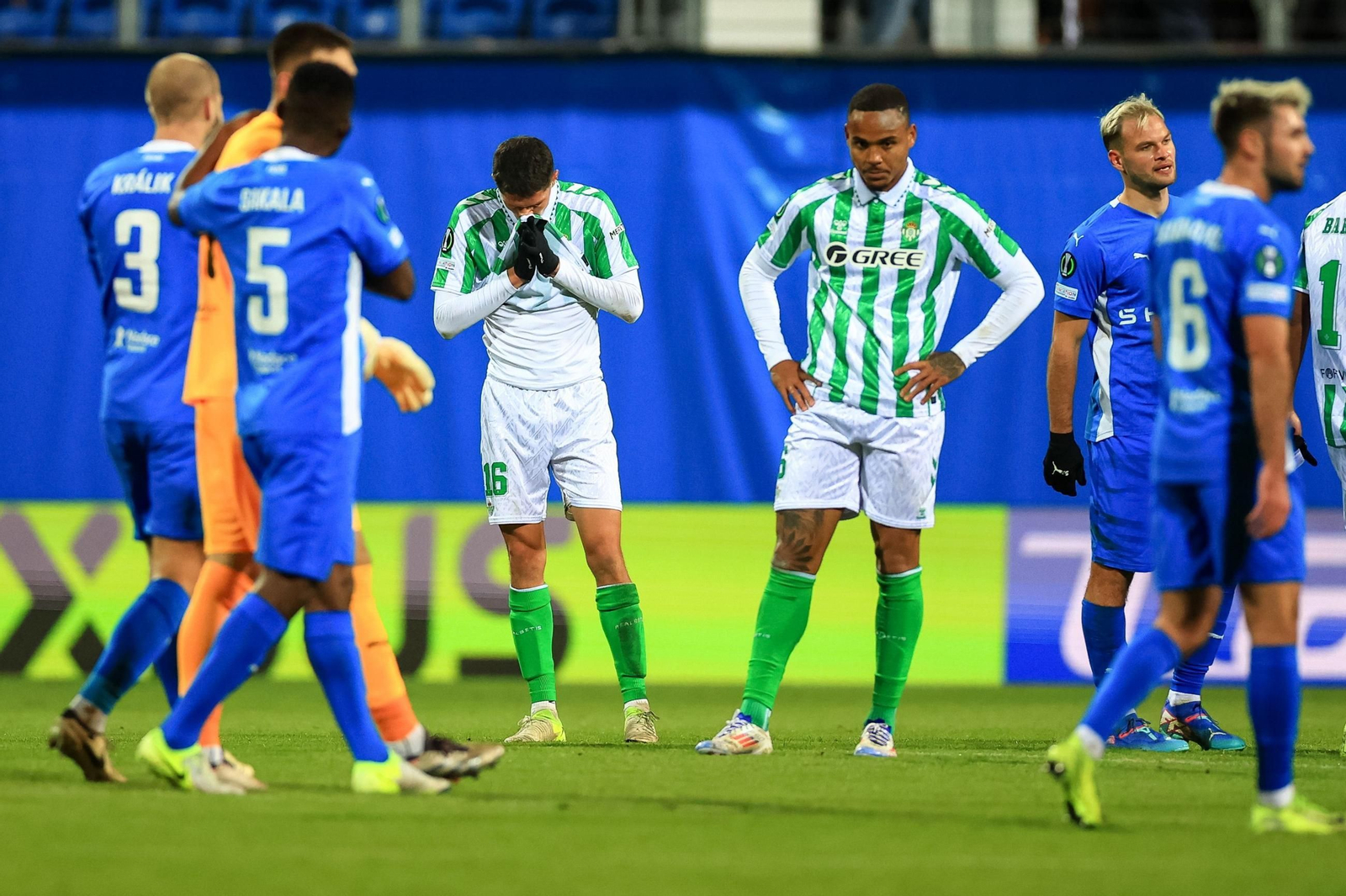 Las fotos del Mladá Boleslav - Betis de la Conference League