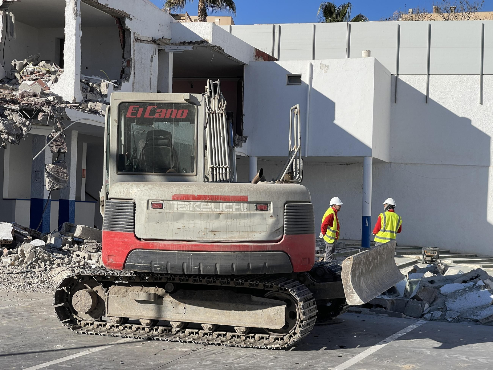 Las imágenes de la demolición del cine Tenis de Garrucha