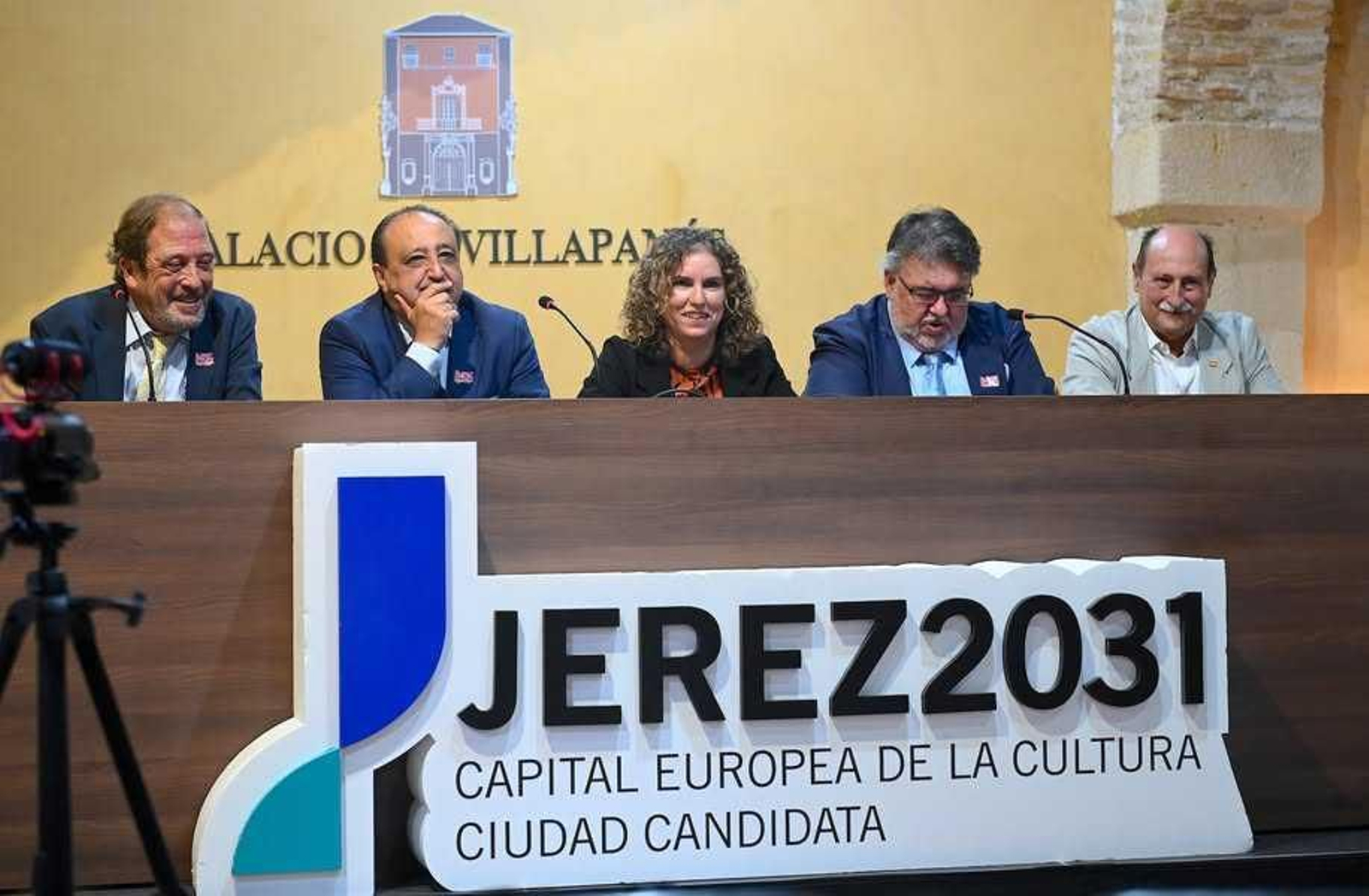 Organizadores y autoridades en la presentación del programa de actividades.