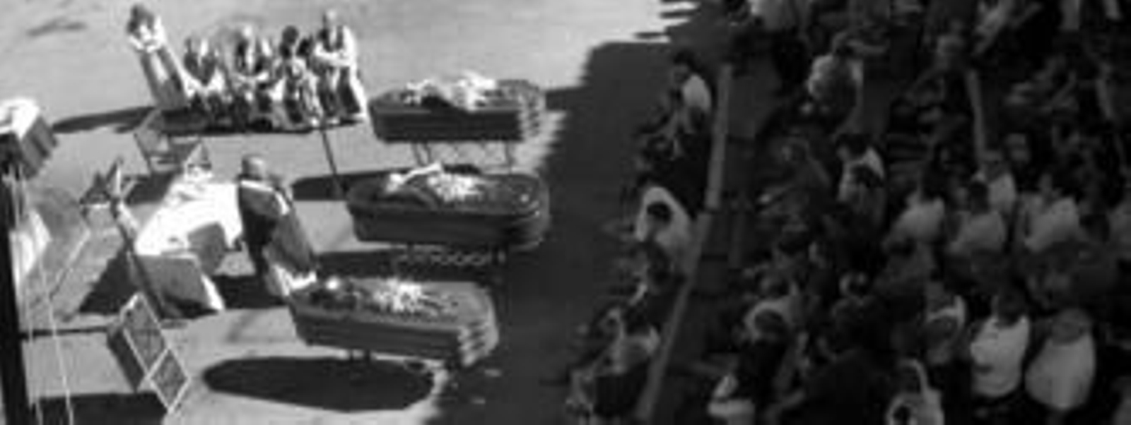 El arzobispo de Granada oficia la misa en la Plaza de la Constitución, lugar elegido como alternativa a la vista de que la iglesia no podía albergar a tanto público.