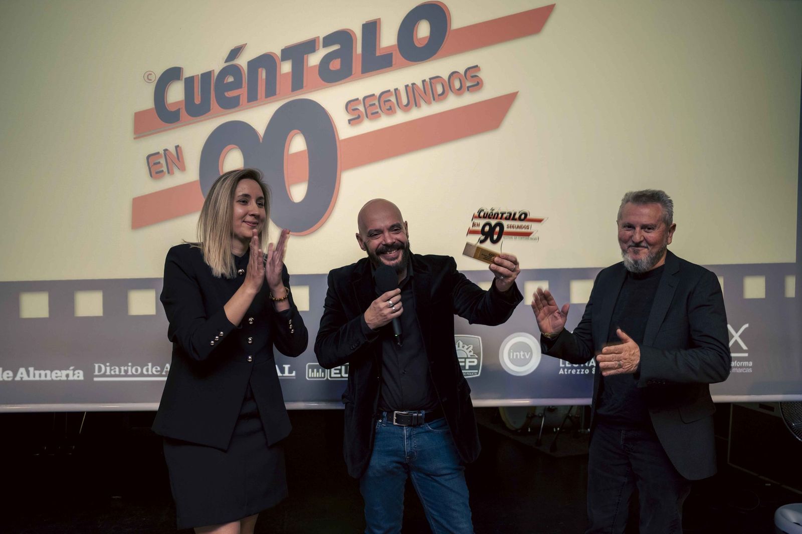 Evelina Zukauskaite con el ganador Nicolás Murillo y el director de la EISO, Luis Serrano.