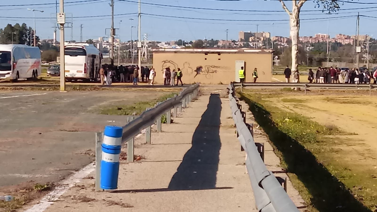 El aparcamiento para autobuses, desprovisto de WC.