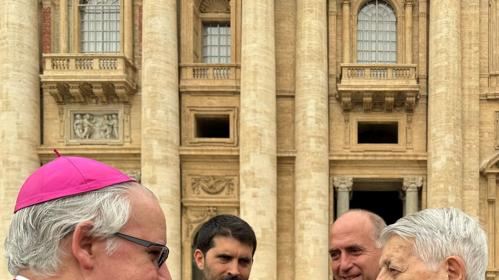 Don Luis con monseor Saiz Meneses, arzobispo de Sevilla, en la Plaza de San Pedro.jpg