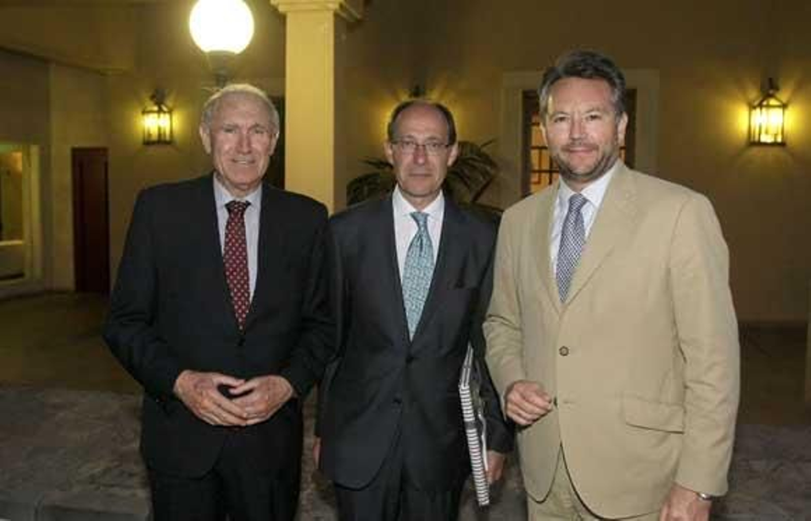 Rafael España (subdelegado del Gobierno de la Junta en el Campo de Gibraltar), José Juan Díaz Trillo (Consejero de Medio Ambiente de la Junta) y José Joly Martínez de Salazar (presidente del Grupo Joly)

Foto: Erasmo Fenoy