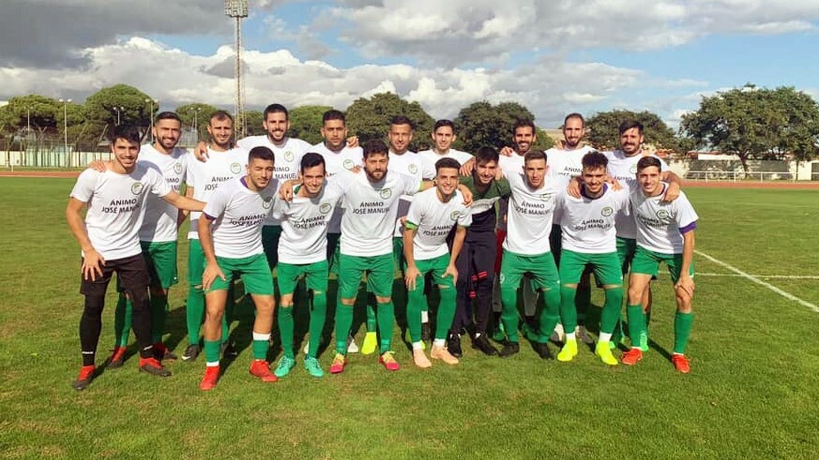 Los jugadores del Camping salieron al campo con una camiseta de apoyo a su compañero José Manuel, que deberá pasar por el quirófano.