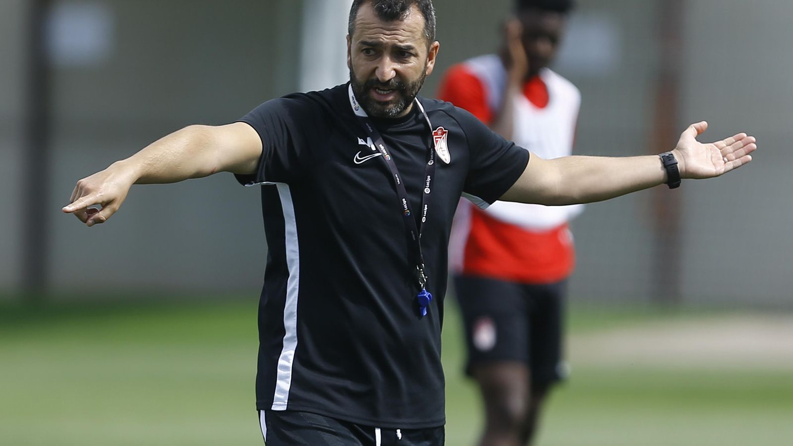 El técnico rojiblanco durante la última sesión preparatoria del Granada CF.