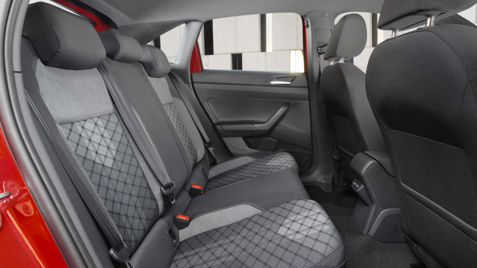 La inclinación de la banqueta permite ganar unos valiosos centímetros de altura en las plazas traseras, aunque sea a costa de que parte de la pierna no descanse sobre ella.