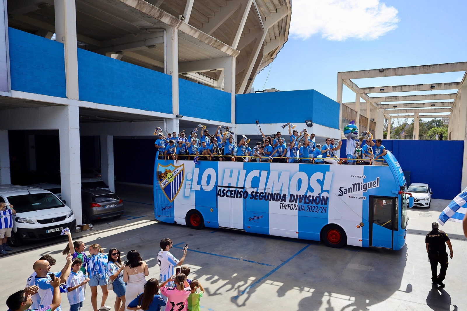 El malaguismo sale a la calle en avalancha: Las fotos de la celebración del ascenso