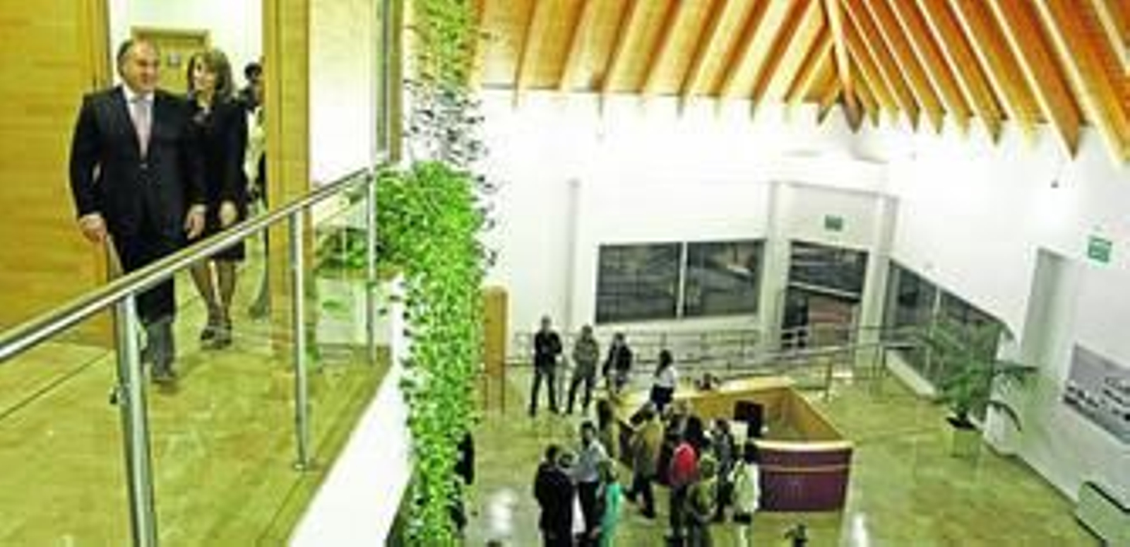 El alcalde, José Ignacio Landaluce, junto a la concejal de Cultura, Pilar Pintor, en la primera planta con la entrada del edificio abajo.