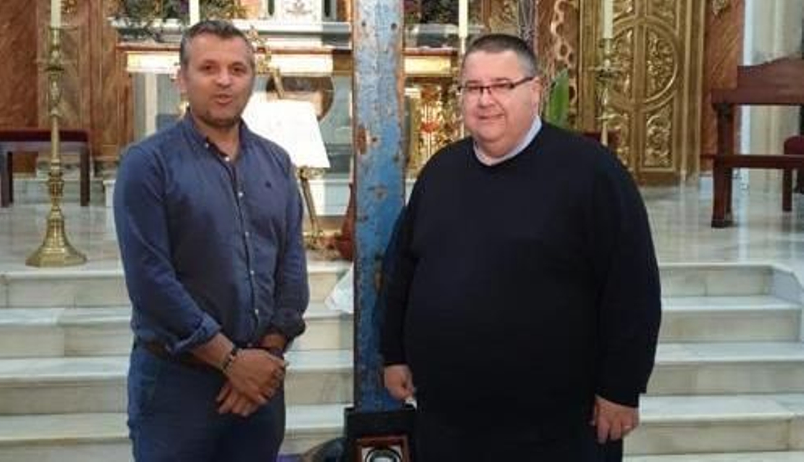 El alcalde, Juan Bermúdez en un acto en la parroquia junto a Rafael Vez.