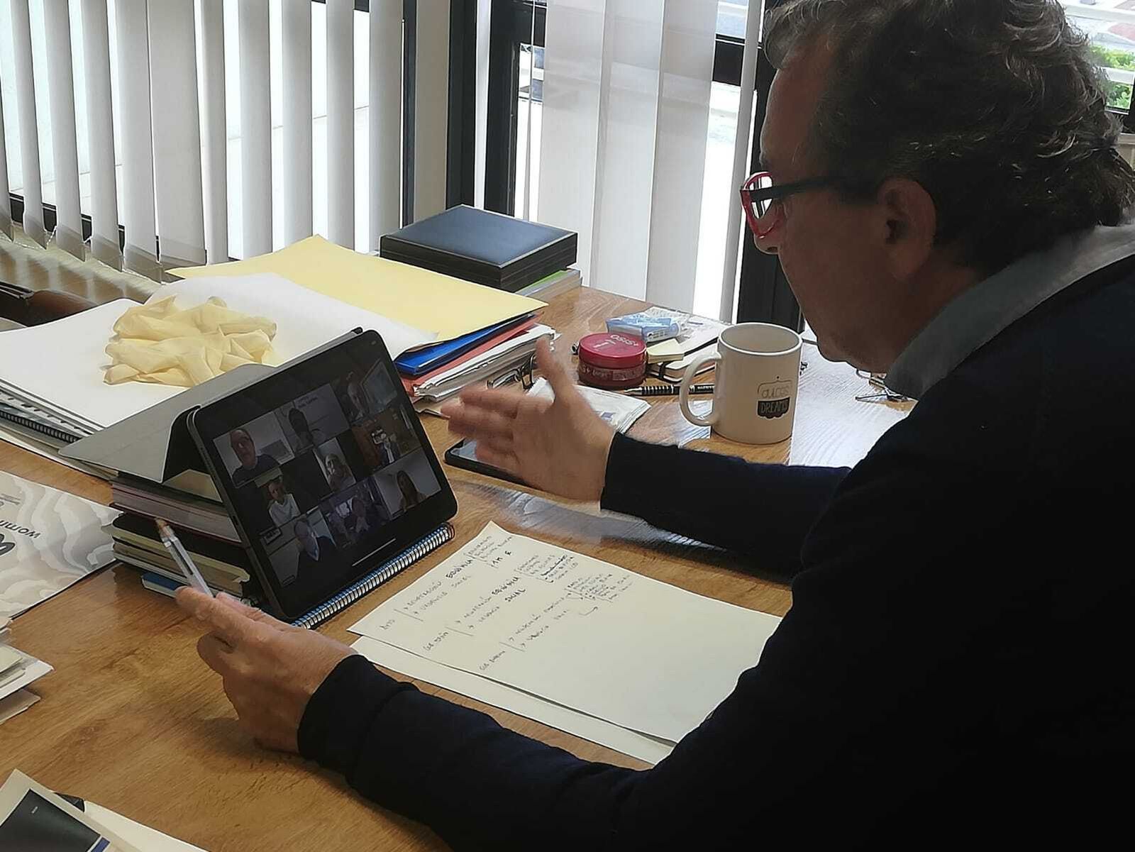 El alcalde de Torremolinos, José Ortiz, durante la reunión telemática con agentes del sector privado.