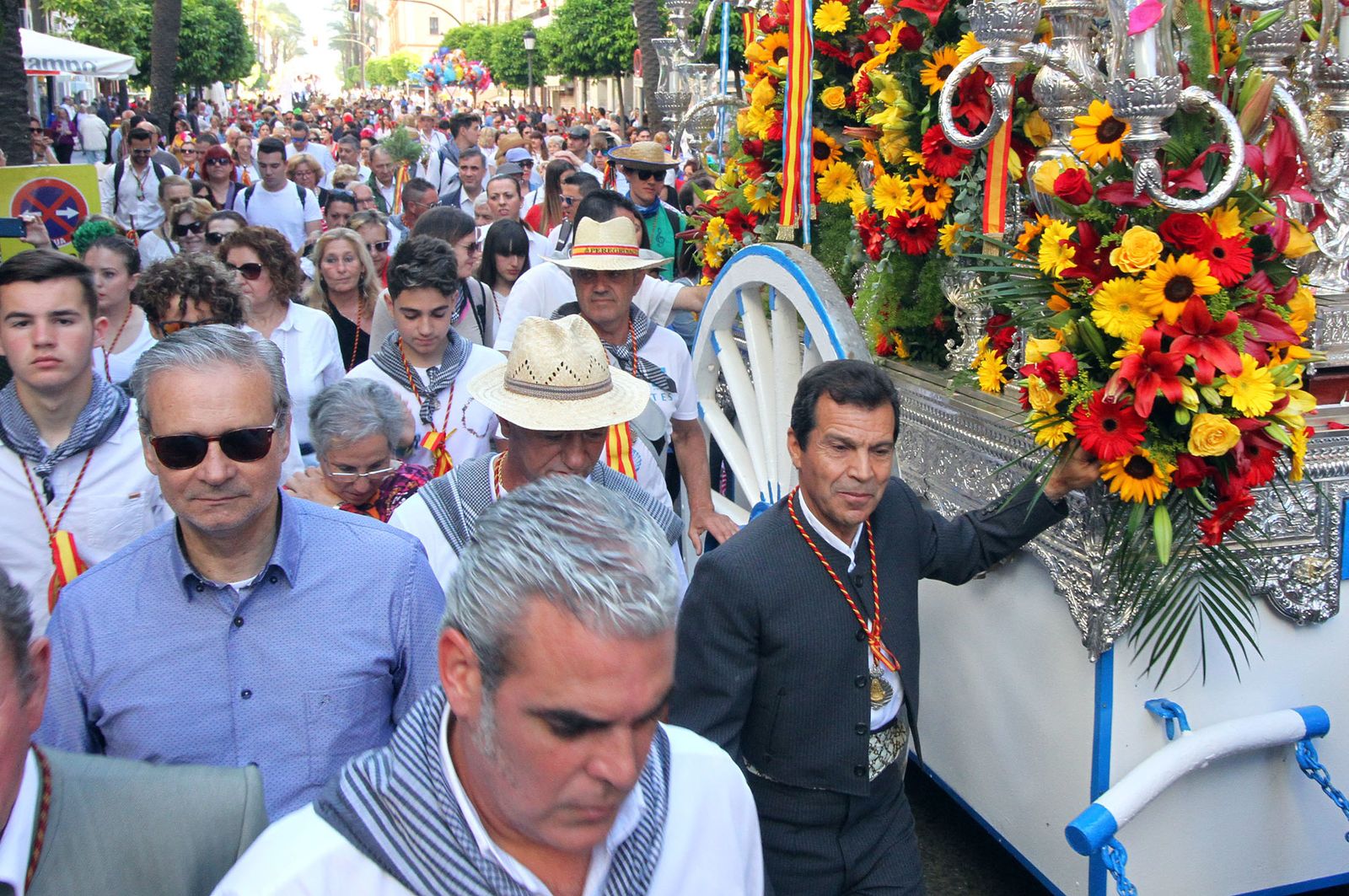 Imágenes de los caballistas, peregrinos a pie y carros de la Hdad de Emigrantes