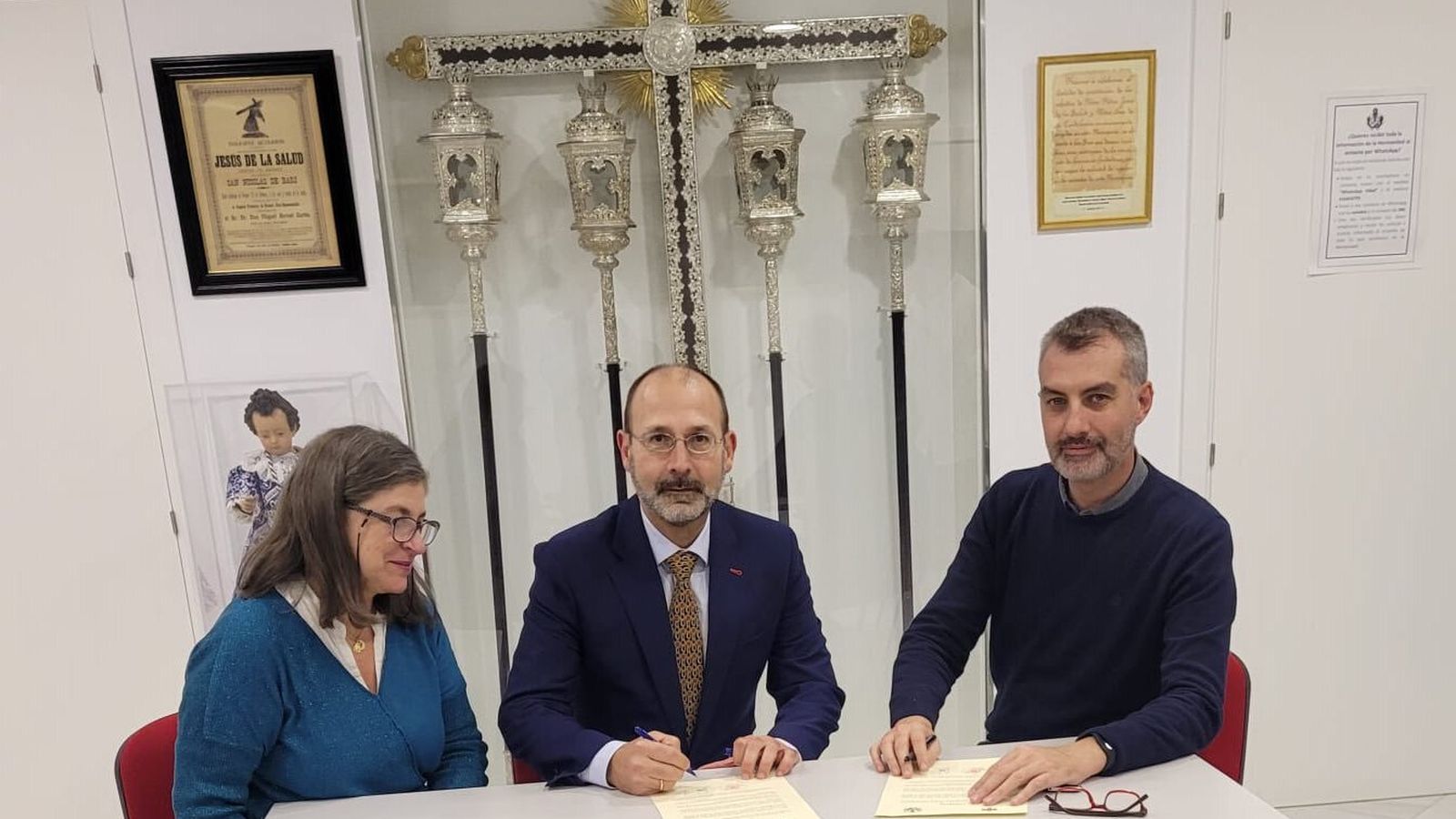 Firma del contrato de renovación entre la hermandad y la banda