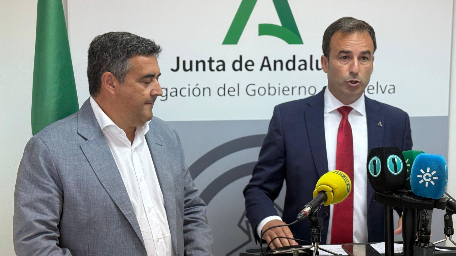 El delegado del Gobierno, José Manuel Correa, junto al delegado de Desarrollo Educativo y FP, Carlos Soriano.