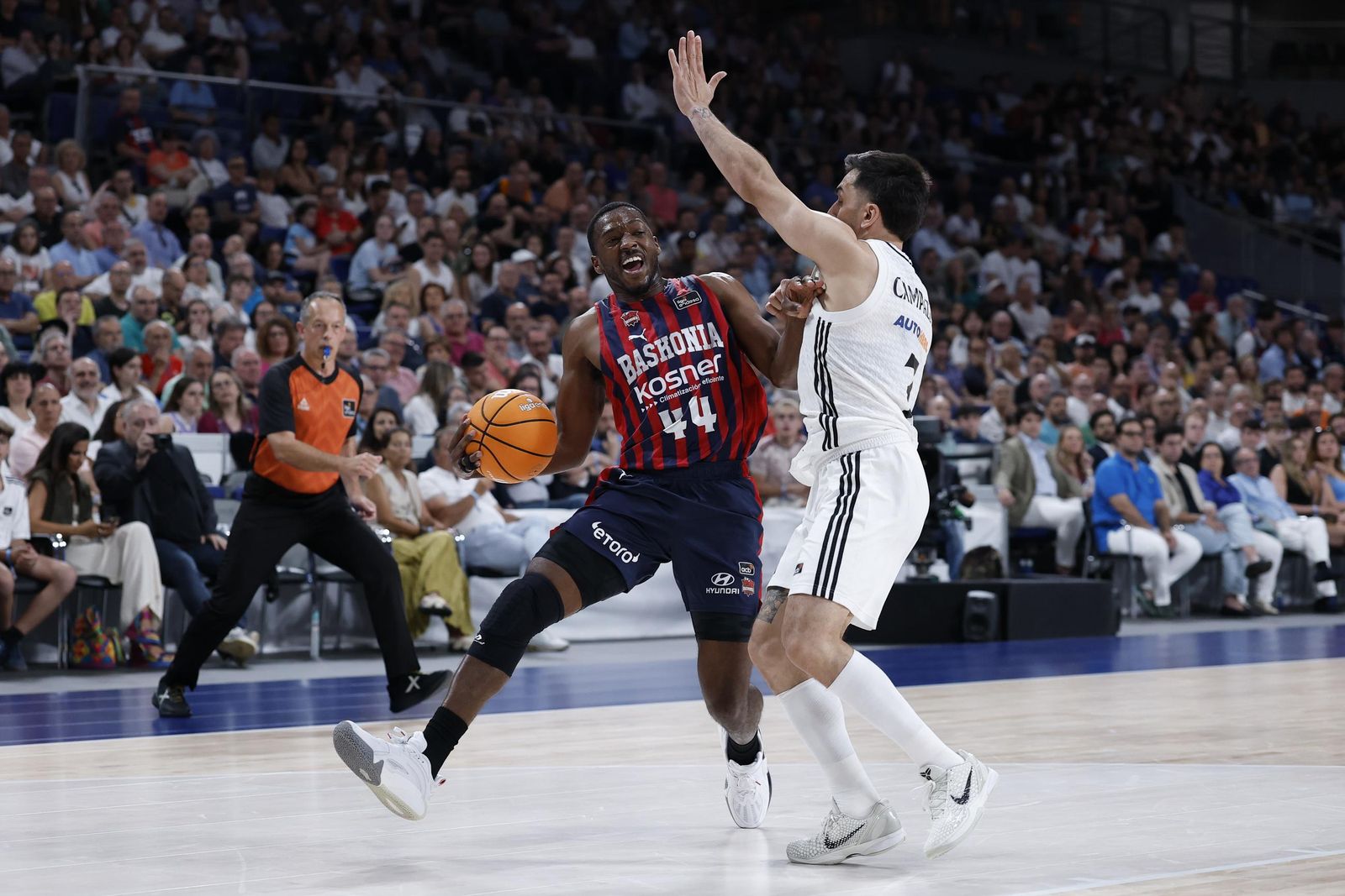 El Real Madrid sufre pero gana al Baskonia (82-76)