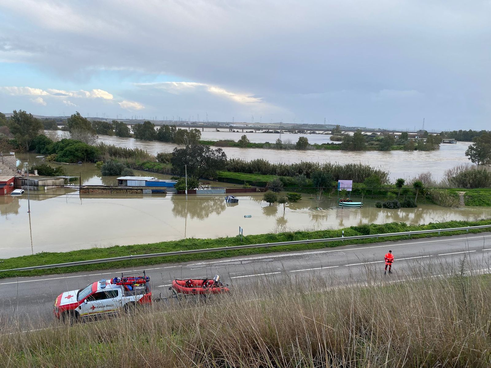 Un equipo de la Cruz Roja, en el Portalillo, prolongación de El Portal.