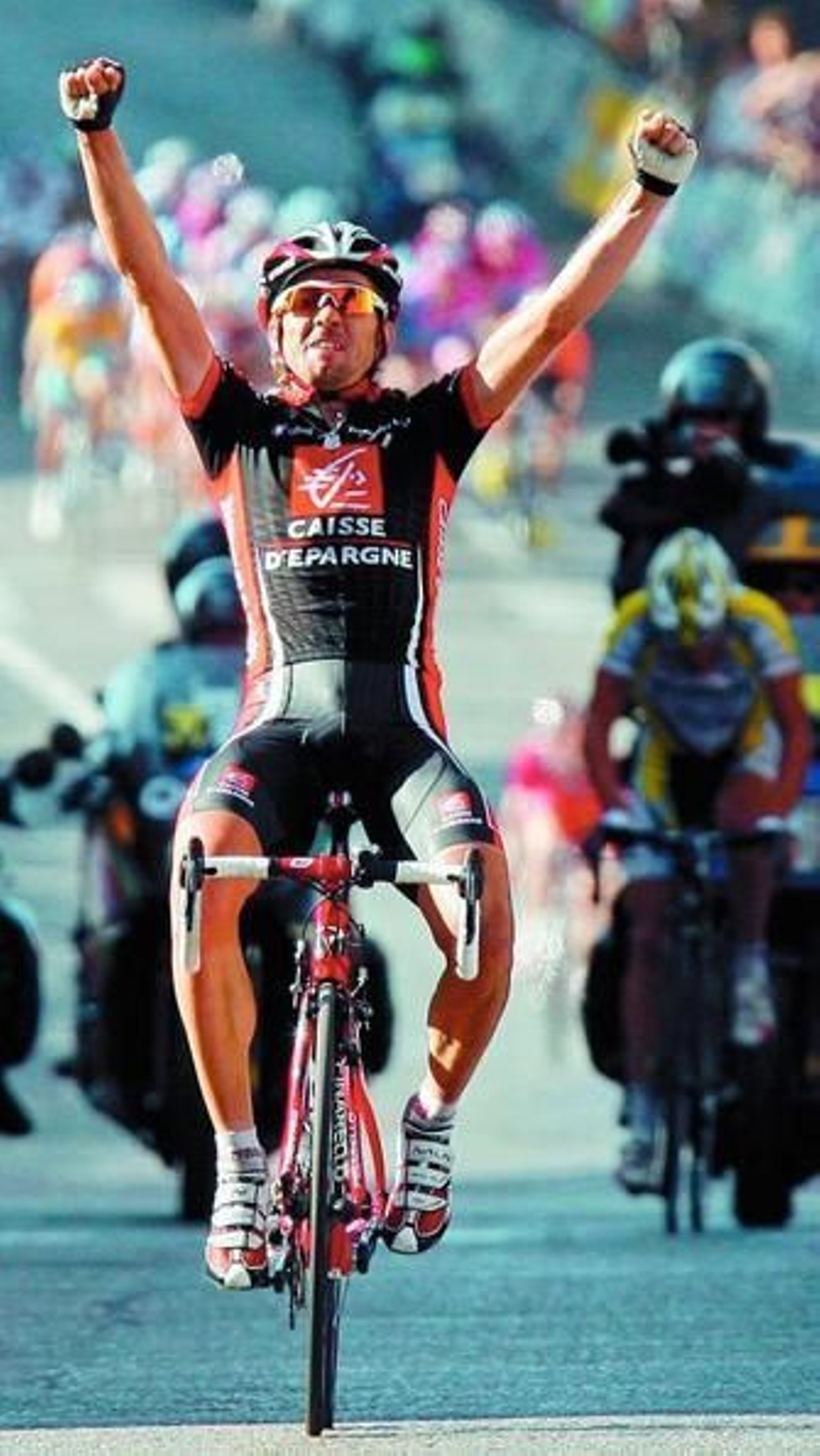 David Arroyo celebra su triunfo a su llegada a la línea de meta de Segovia.