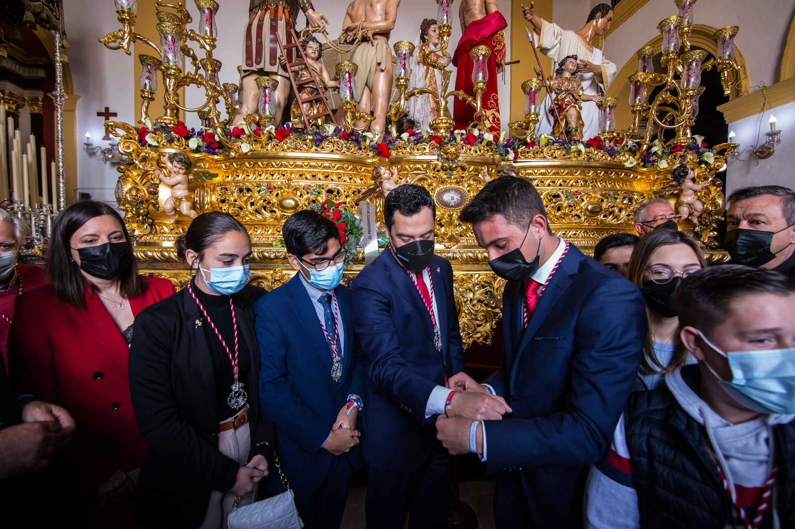Así ha sido la visita del presidente de la Junta a las hermandades del Lunes Santo de San Fernando