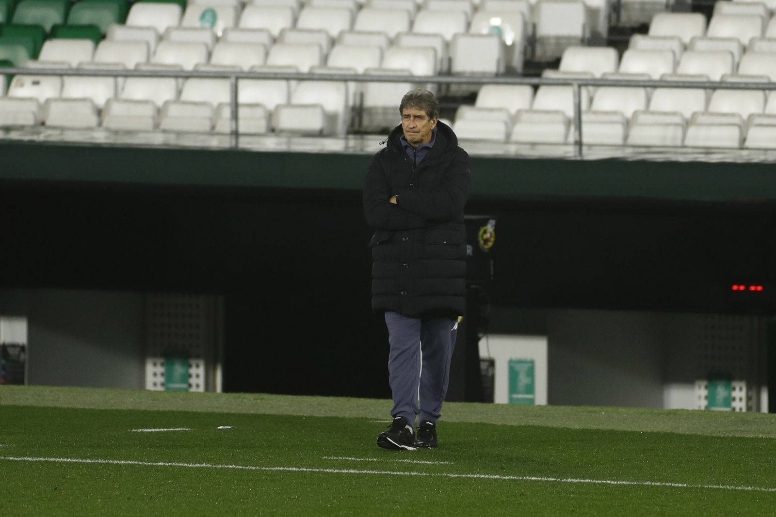 Pellegrini sigue atento la evolución del partido desde la banda.