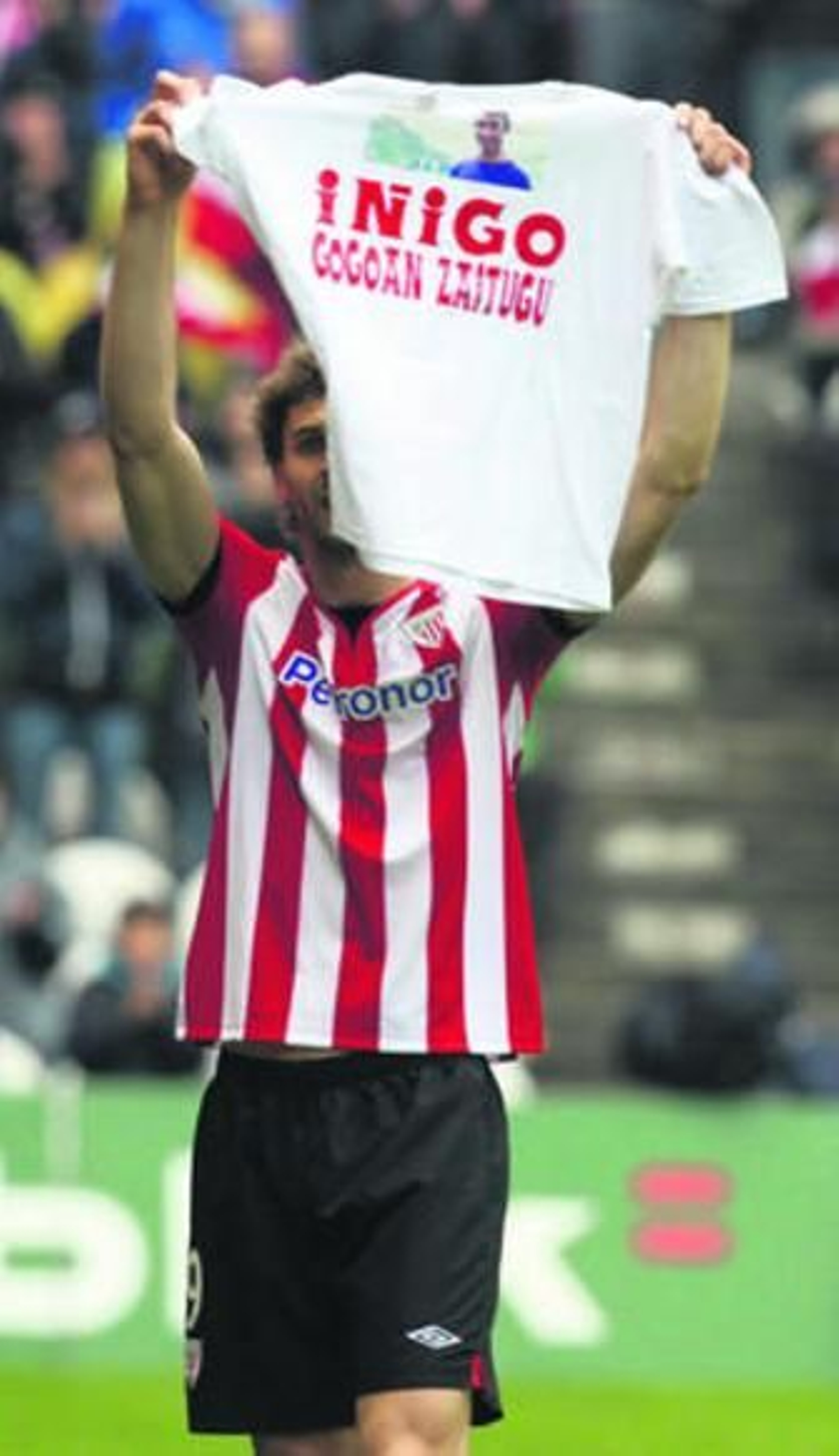 Llorente homenajea a Íñigo Cabacas tras marcar.