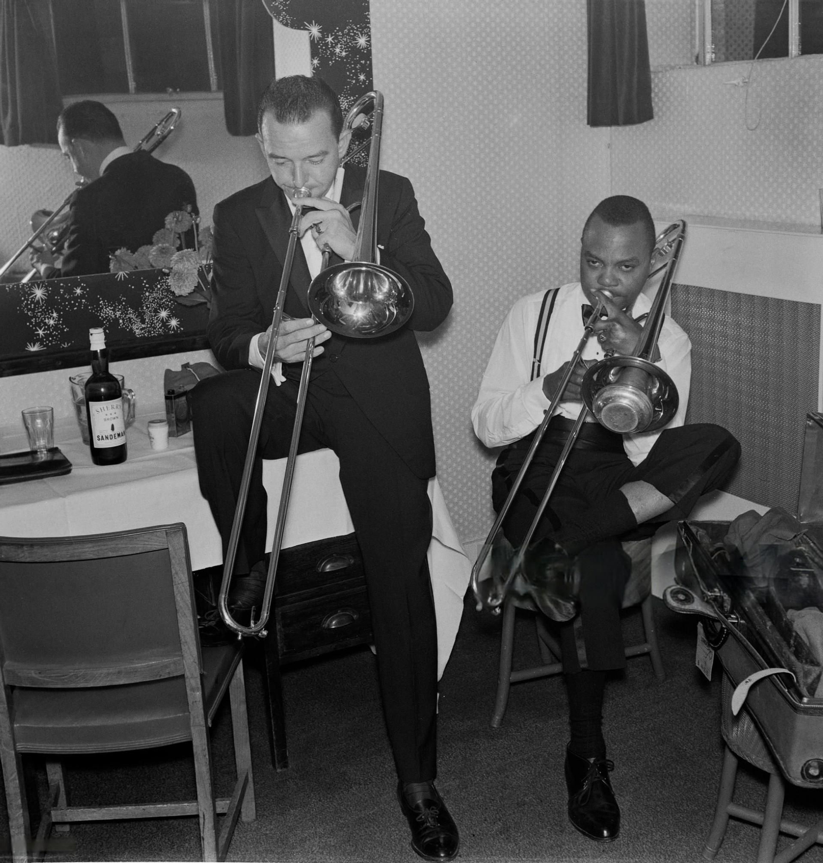 Una botella de Sandeman junto a los músicos de jazz K. Winding y J. J. Johson, c. 1960.