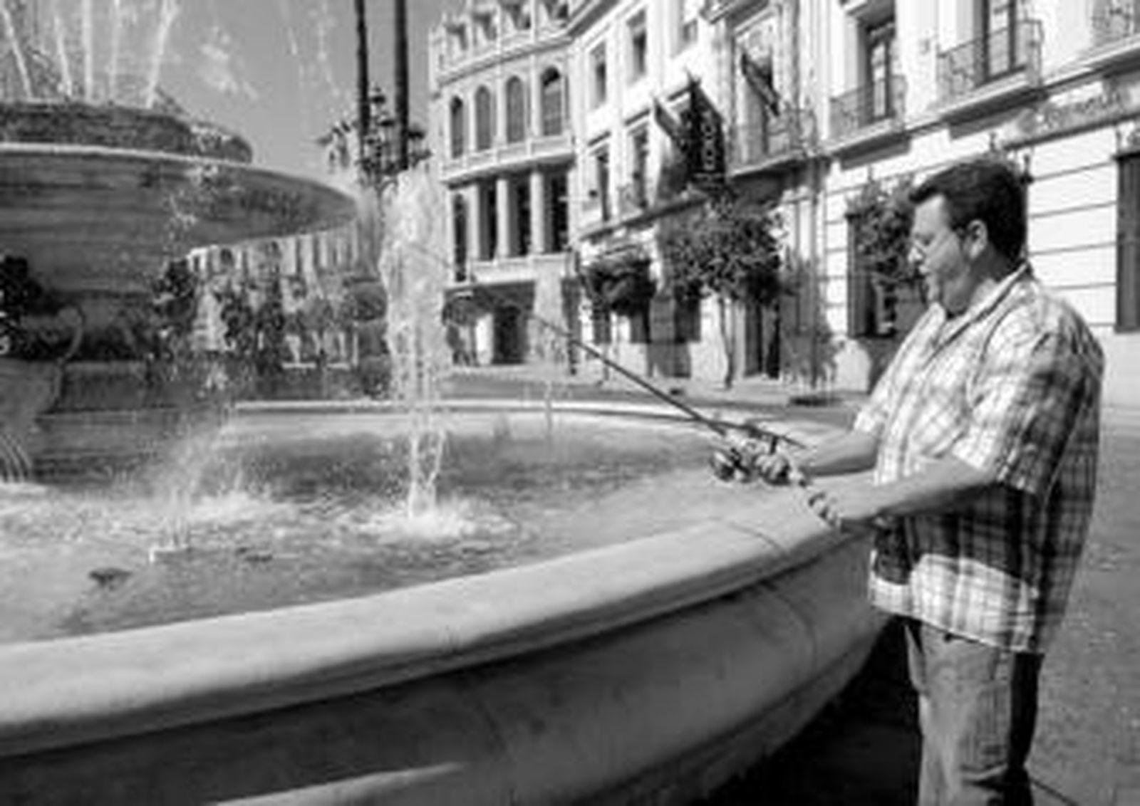 El presidente del club, Manuel Gil, espera seguir pescando éxitos para el club de pesca El Anzuelo de Oro.