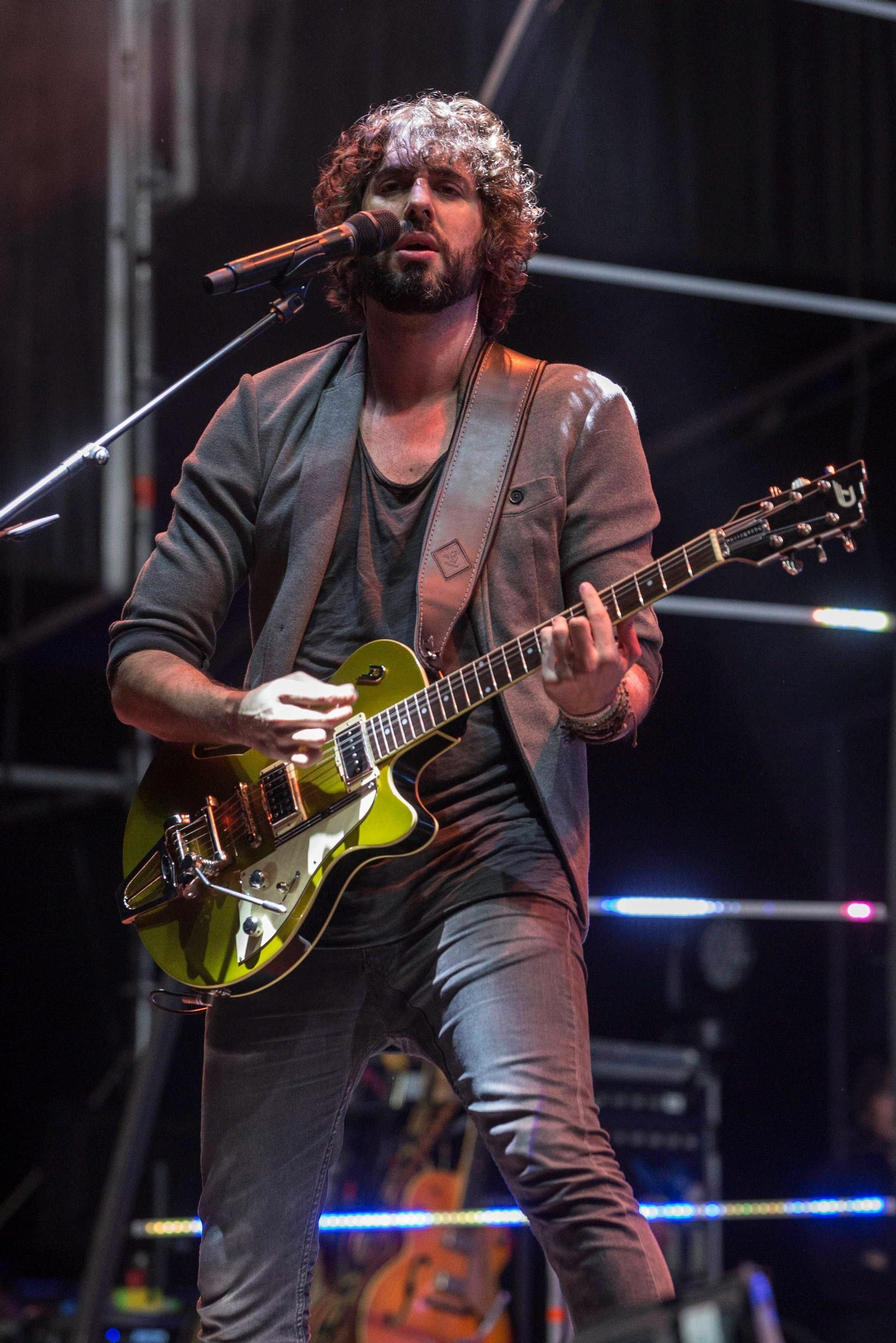 El cantante de Izal durante un concierto reciente.