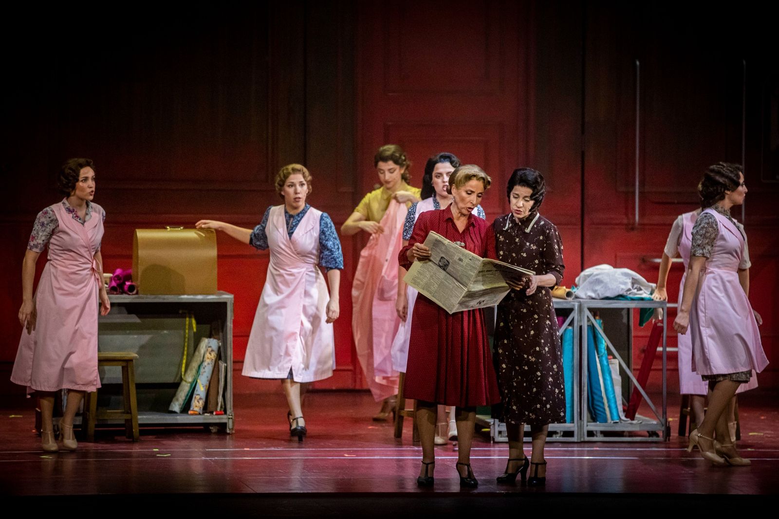 Imágenes del musical 'El tiempo entre costuras' en el Gran Teatro Falla