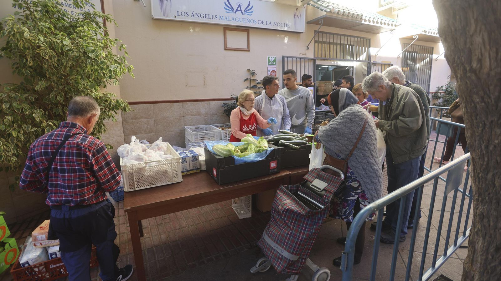 Reparto de alimentos en el comedor de Los Ángeles Malagueños de la Noche. Reparto de alimentos en el comedor de Los Ángeles Malagueños de la Noche.