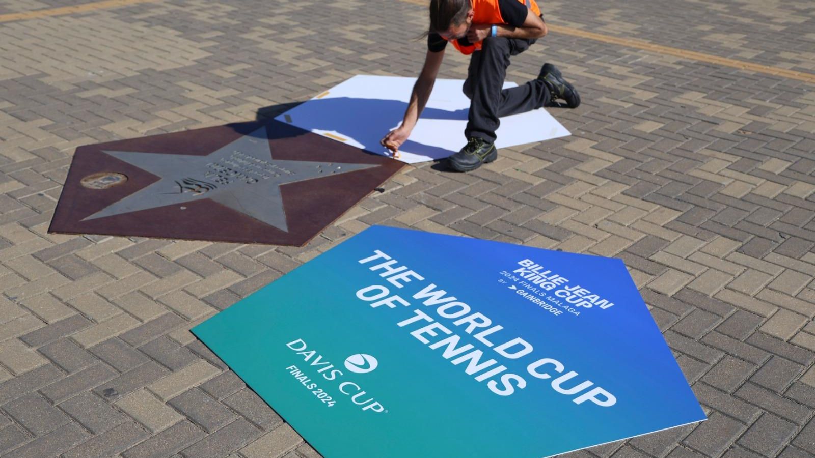 La pancarta de homenaje a Rafa Nadal en el Ciudad de Málaga, en imágenes