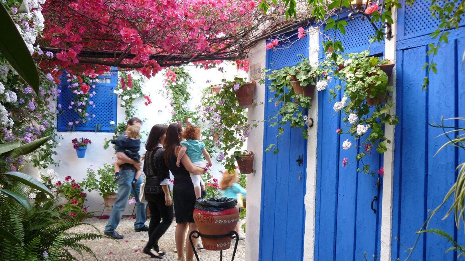 Adentrarse en los patios de Córdoba es un plan perfecto para hacer durante un viaje en familia