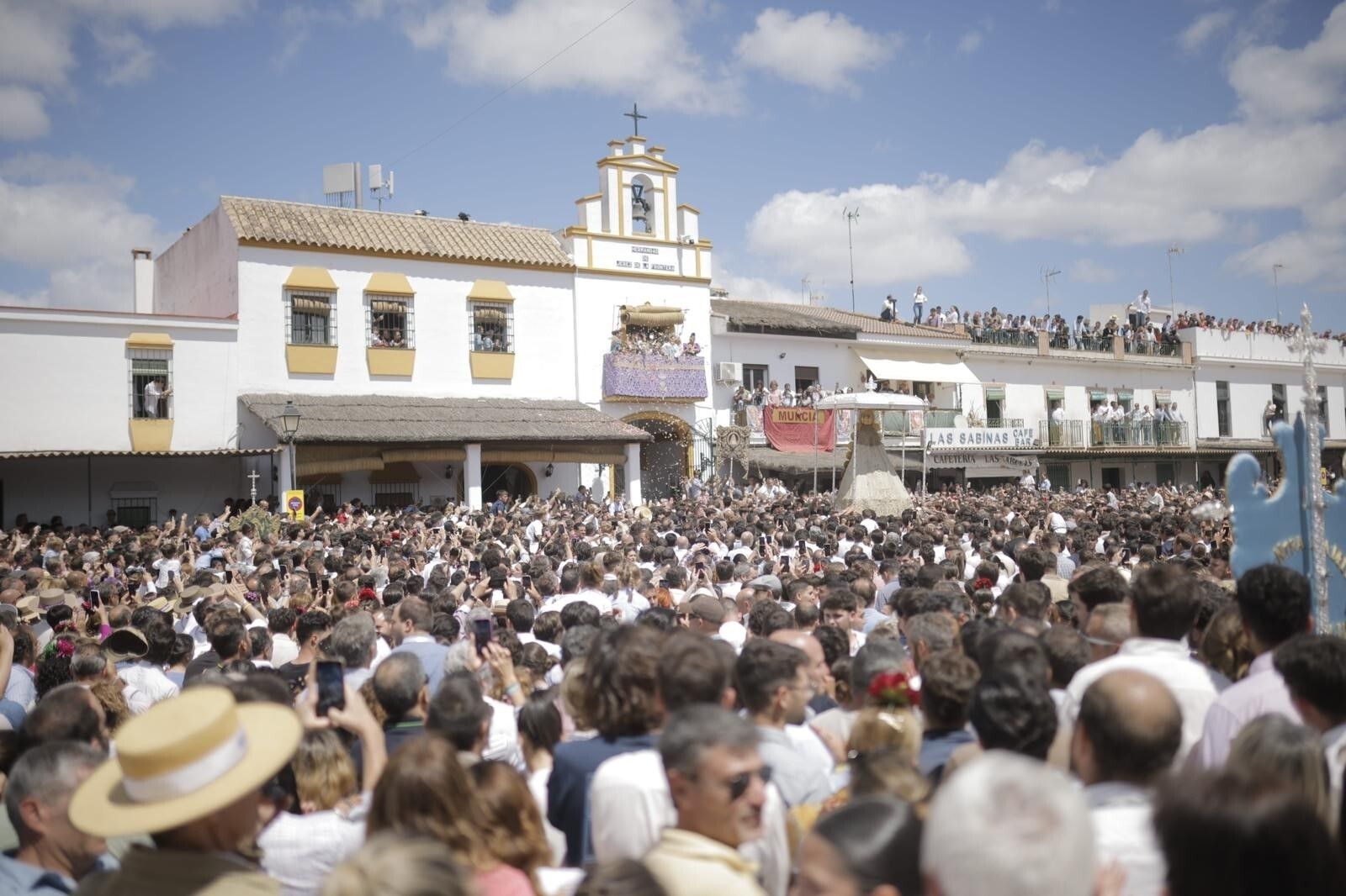 Imágenes de la procesión de la Virgen del Rocío y visita a la casa de Hermandad de Jerez