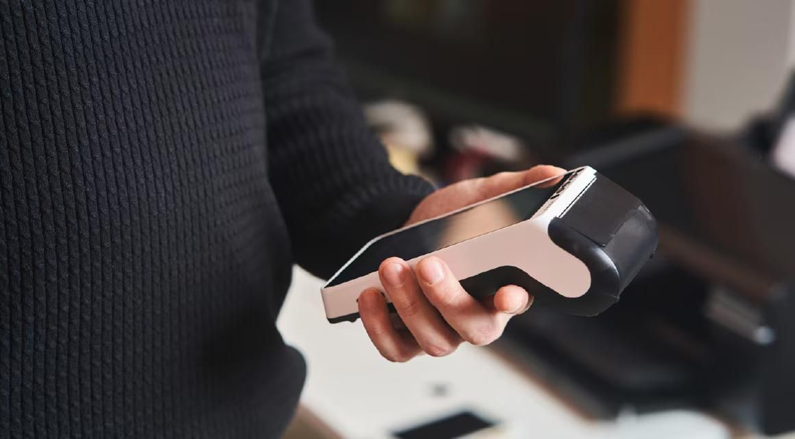 Un trabajador cobra con datáfono.