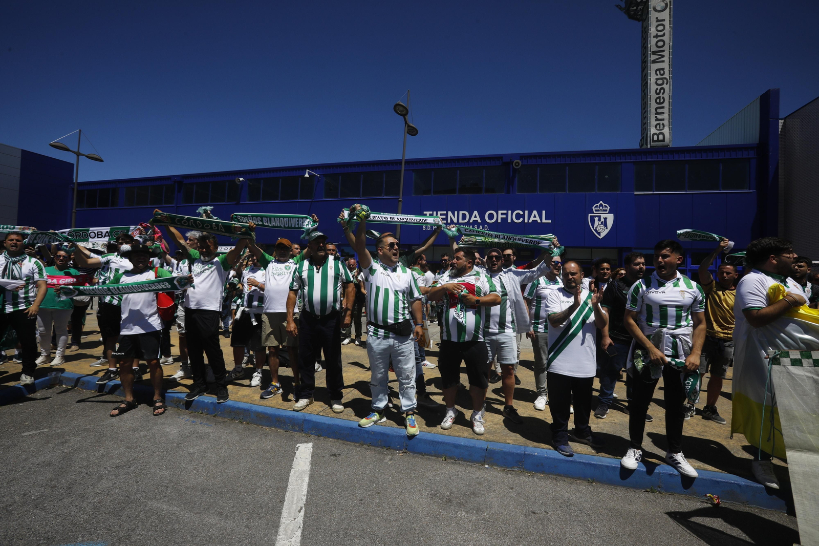 El Córdoba CF recibe el calor de su afición a su llegada a El Toralín antes del partido ante la Ponferradina El Córdoba CF recibe el calor de su afición a su llegada a El Toralín antes del partido ante la Ponferradina