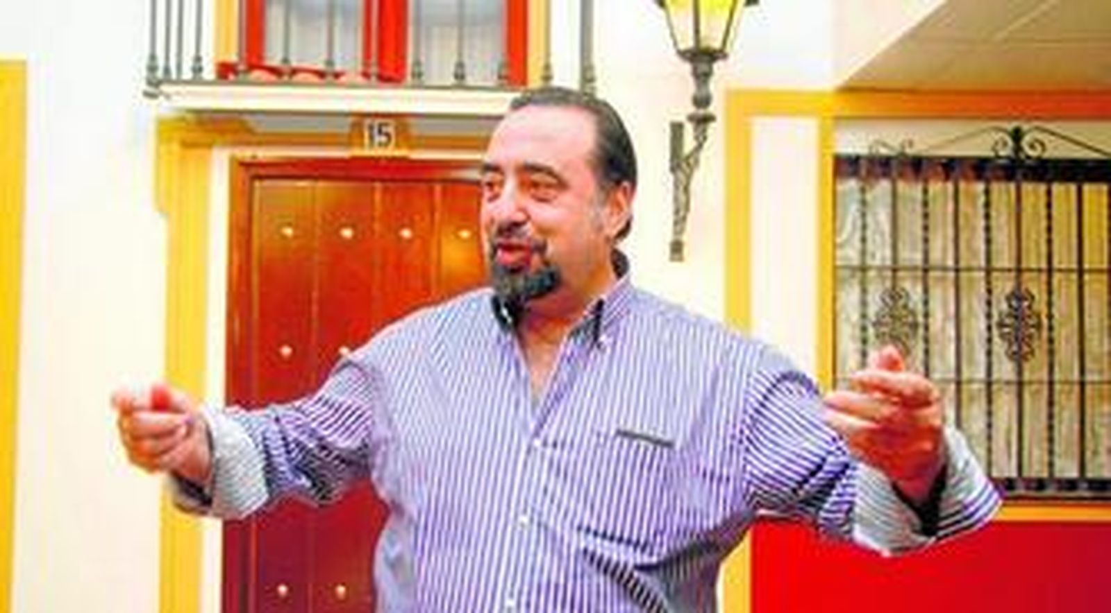 Francisco Oliva, en el escenario de 'Sevilla de Ópera' instalado en el interior del mercado del Arenal.