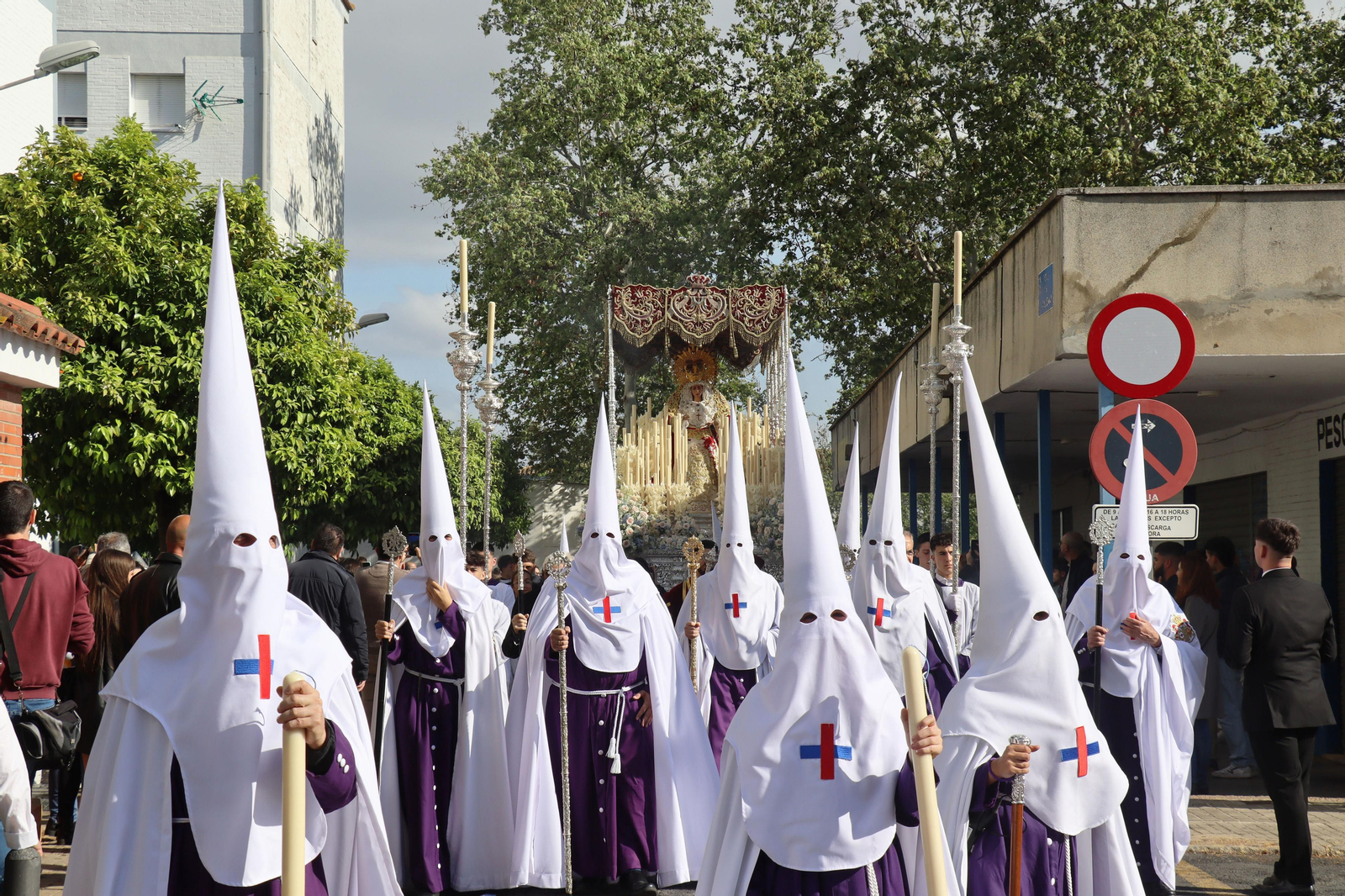 Las mejores imágenes del lunes Santo en Huelva: Hermandad del Cautivo