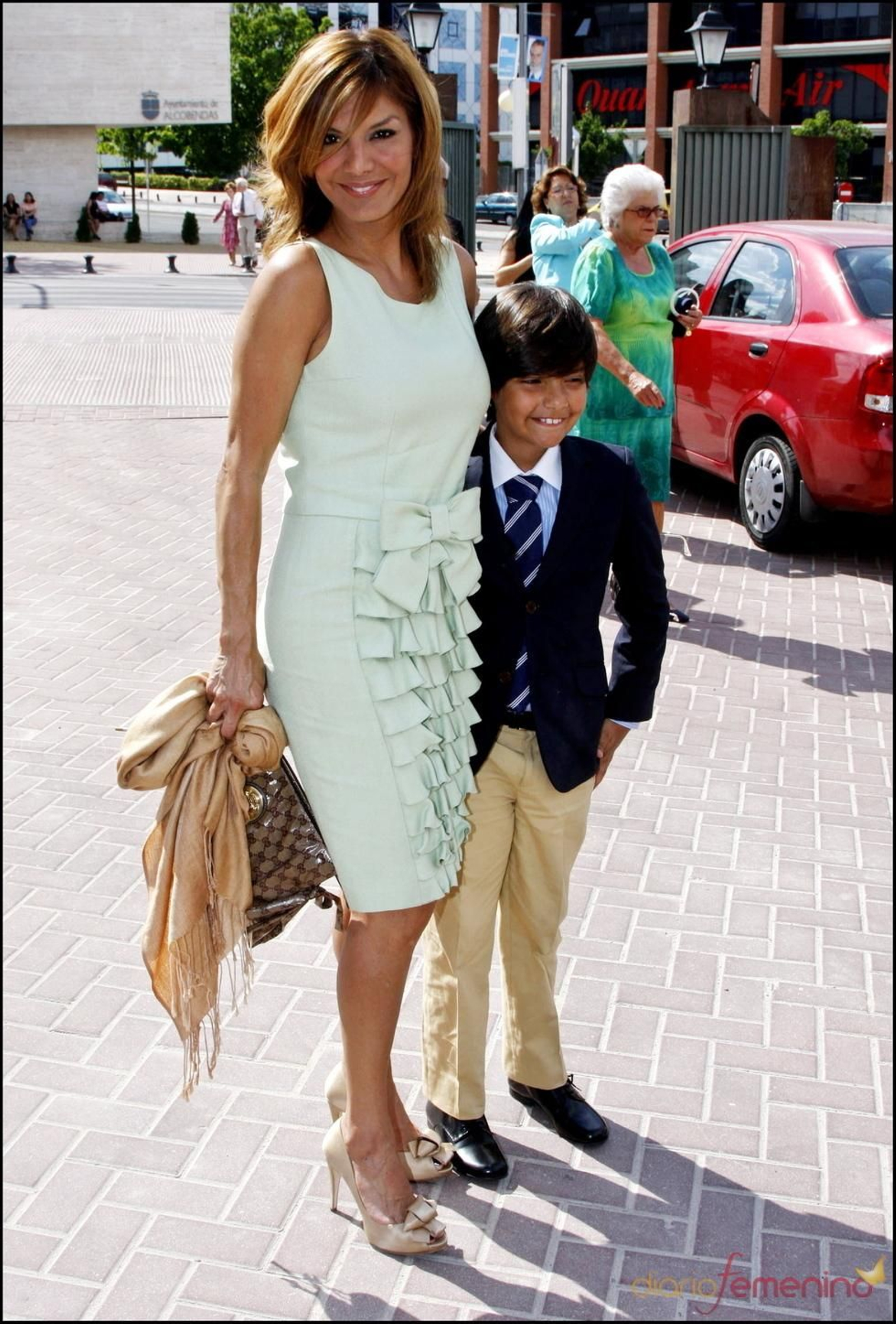 Alejandro Reyes con su madre, el día de su Primera Comunión.