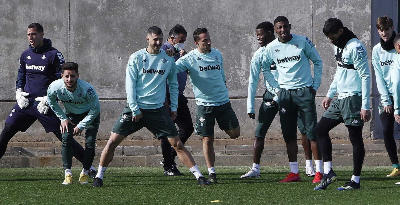 Guido Rodríguez, entre los jugadores béticos, en el entrenamiento de ayer.