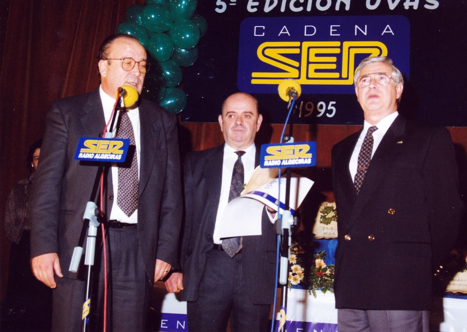 Pérez de Vargas, Juan Guerrero y Antonio López Canales, en la entrega de la Uva Cultural de Radio Algeciras.