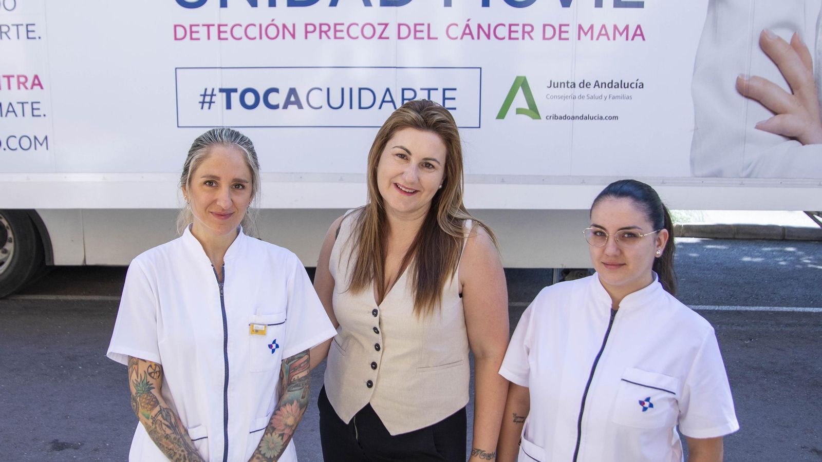 Las dos técnicos de rayos que realizan las pruebas a las mujeres en la unidad móvil junto a la coordinadora de la unidad móvil.